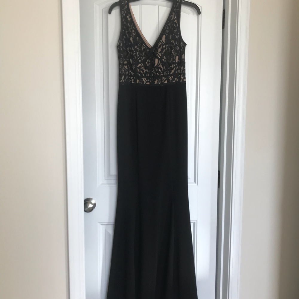 Long elegant dress!!! Cache size 4. Fits like 6